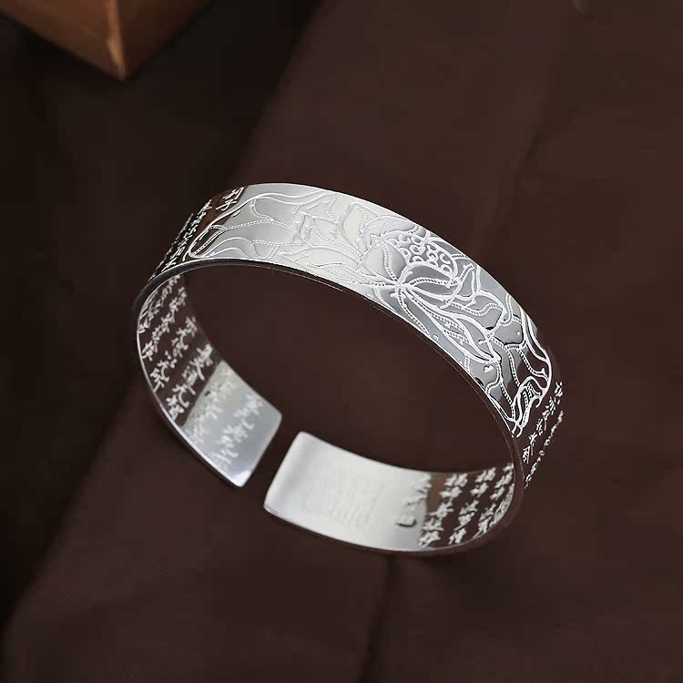 銀飾批發新風尚 999純銀經文手鐲，女性市場的璀璨商機